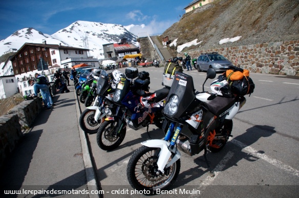 Stelvio : parkings pour motards en haut du col