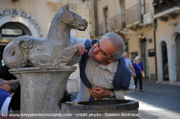 La fontaine du Minotaur sur la Piazza Duomo