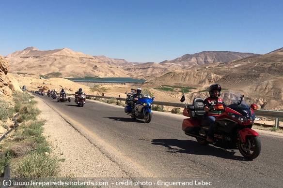 Rallye moto sur fond de lac