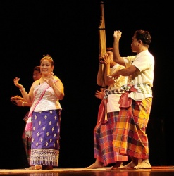 Joueur de Khêne entouré de ses danseuses