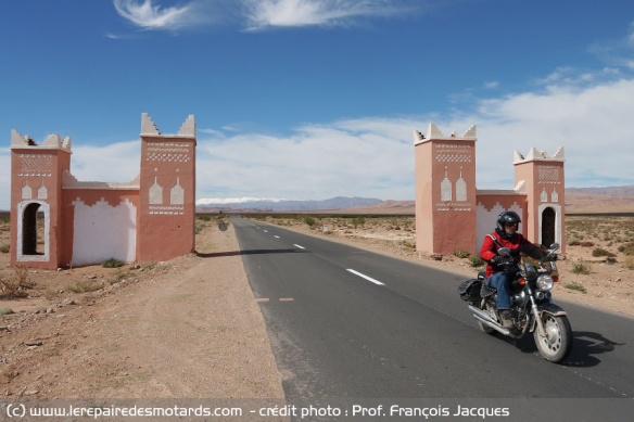 Passage au Maroc avec l'Atlas enneigé en arrière plan