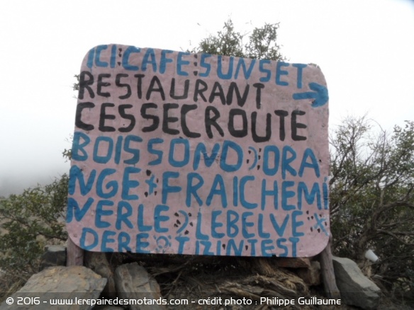 Ce panneau annonce un bar sur le début de la route 203