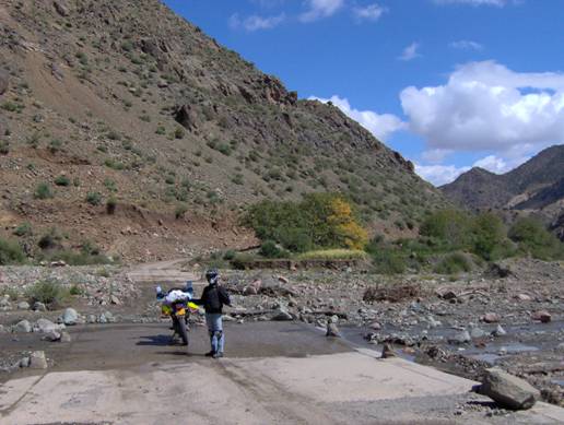 pont submergé par l'oued