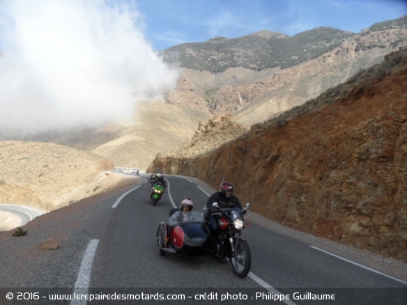 Diversité de motards sur la route 203