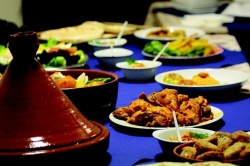 Table marocaine avec tajine et ragoût