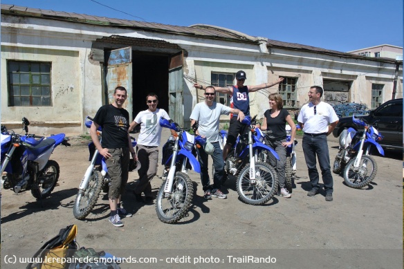 Le groupe prend possession de ses Yamaha WR250R