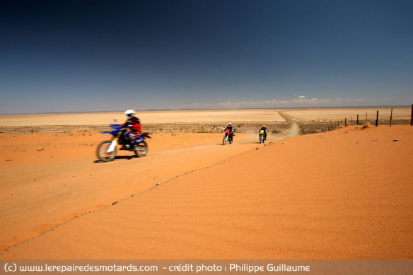 Piste de sable à moto en Namibie