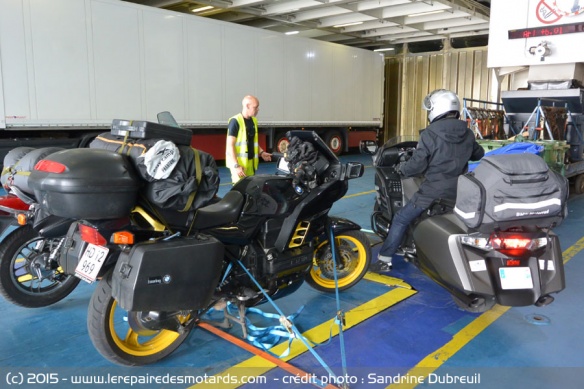 Arrimage de la moto dans les ferry