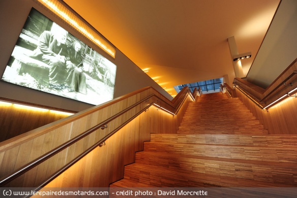 Bibliothèque Stormen de Bodo, avec son escalier magistral en bois
