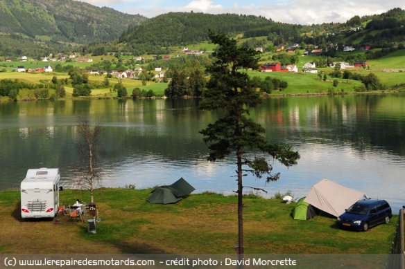 Sous la tente en camping