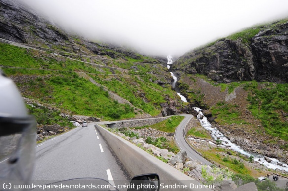 Cascade sur la route des Trolls, le brouillard à couper au couteau au-dessus