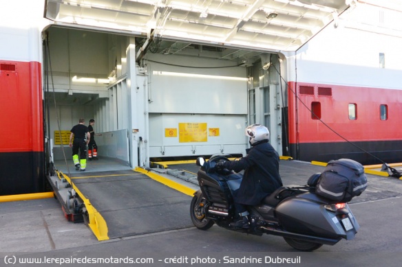 Chargement de la moto dans le monte-charge de l'Hurtigruten