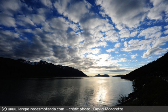 Coucher de soleil sur le fjord de la route côtière 17