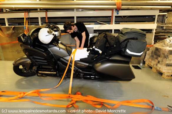 La moto dans la soute de l'Hurtigruten