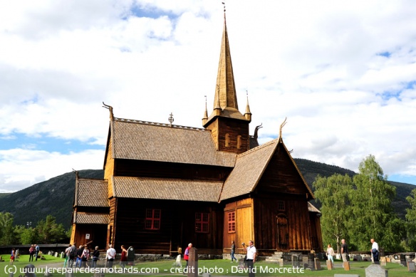 Eglise en bois debout à Lom