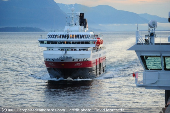 Frères de la côte : quand deux Hurtigruten se croisent : ici le Nordlys et le Finnmarken