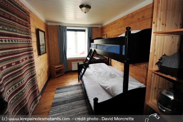 Intérieur de rorbu avec les lits superposés