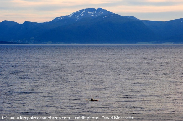 Un kayak dans les fjors sur fond de montagne