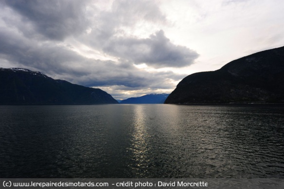 Le ferry passant sur le Lustraffjord