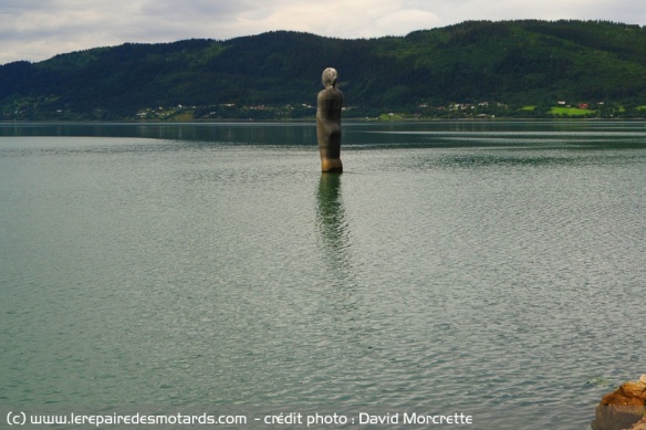 Man of the sea : statue de graint à Mo irana sur le Ranfjorden
