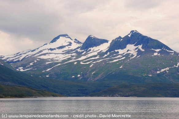 Montagnes en surplomb des fjords