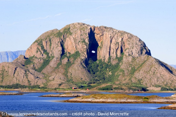 La montagne percée : le trou de Torghatten et ses 60 mètres de diamètre