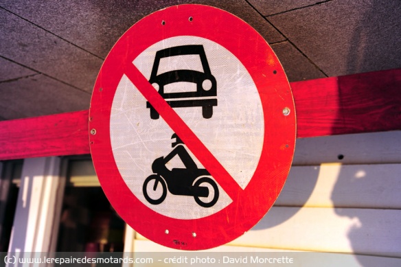 Interdit aux motos et voitures