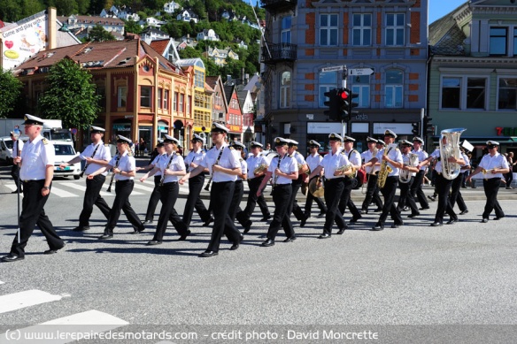 Parade et défilé de la fanfare marine