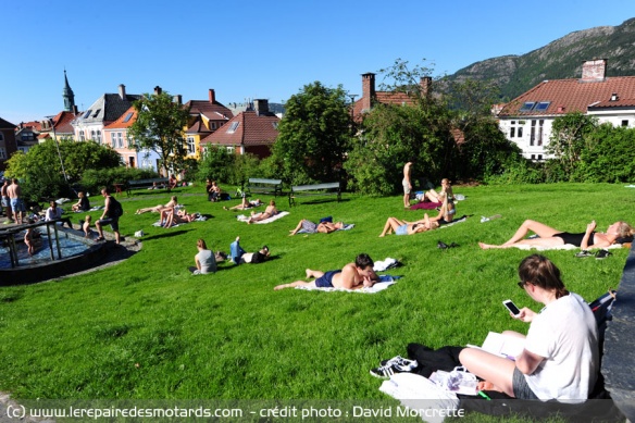 En maillots de bain dans les parcs de Bergen