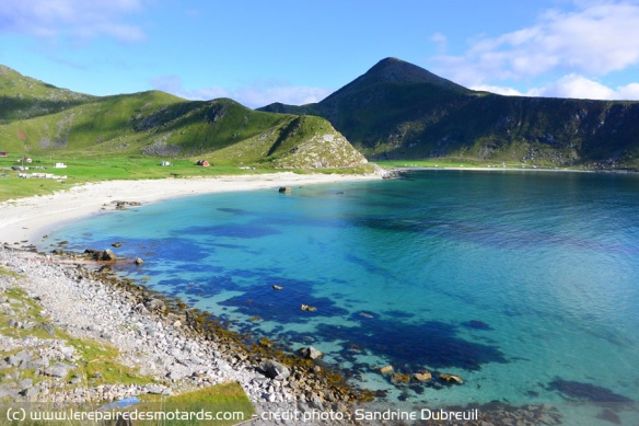 Plage et mer verte d'Haukland sur l'ile de Vestvagoy