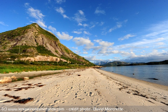 Plage de sable fin sur la route Kystriksveien