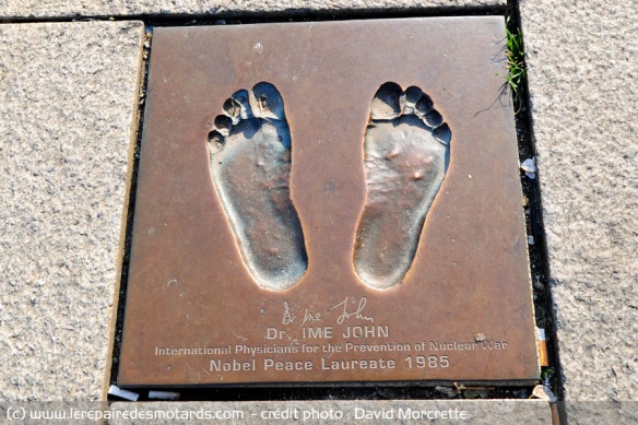 Plaque avec les pieds des lauréats aux prix nobels de la paix à Stavanger