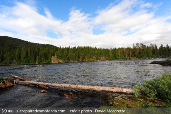 Rivière sur la route Arctique