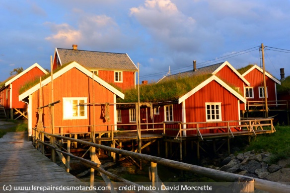Rorbuer : maisons de pêcheurs au soleil couchant
