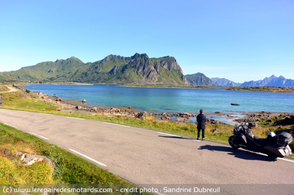 Route en bord de plage sur Vestvagoy dans l'archipel des iles Lofoten