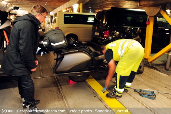 Sanglage de la moto au niveau des cale-peids dans le ferry Fjordline