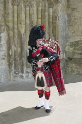 joueur de cornemuse écossais en costume traditionnel