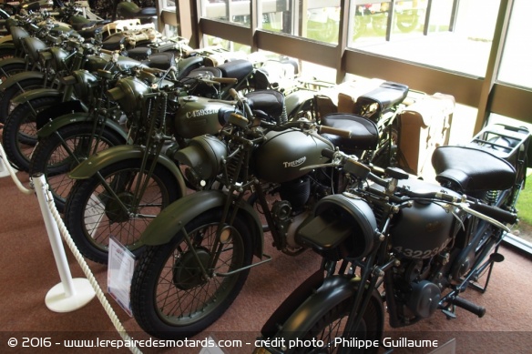 Musée National de la Moto de Birmingham, alignement de machines militaires