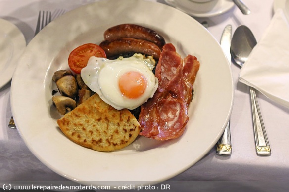 Scottich Breakfast avec oeuf, saucisses, lardons et champignons