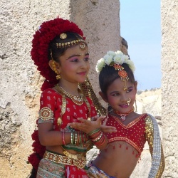 Petites danseuses srilankaises en tenues traditionnelles