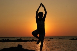 Posture de yoga au coucher de soleil 