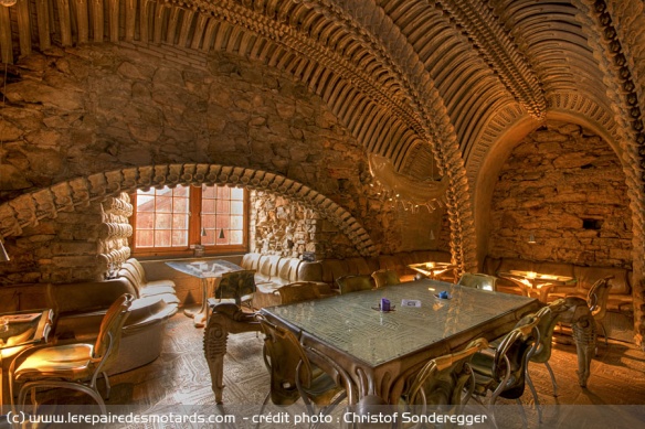 Face au musée HR Giger, le bar Alien ravira les amateurs de la série cinématographique