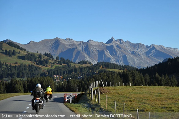 La route vers Gruyère se fait entre brume et soleil