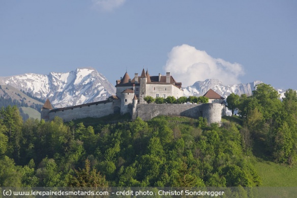 Le château de Gruyères se dresse à l'horizon