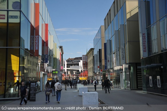 La modernité du marché Mercier contraste avec la partie classique de la cité