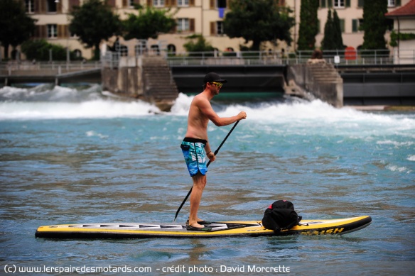 On se baigne et on fait du paddle sur le fleuve qui traverse Berne