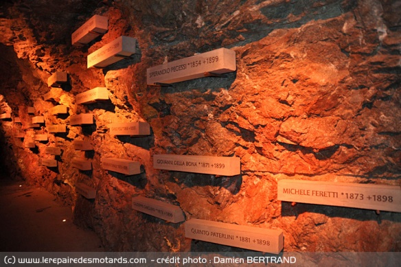 Le mémorial des ouvriers italiens morts durant la construction