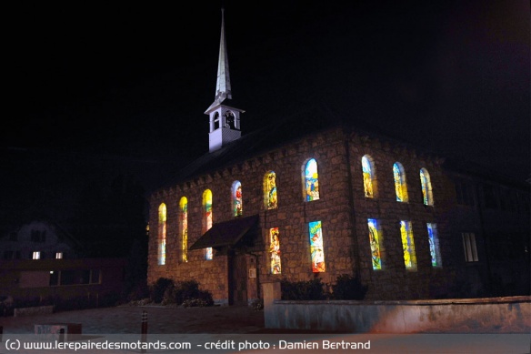 Les vitraux de l'église protestante ont été réalisés par Hans Erni