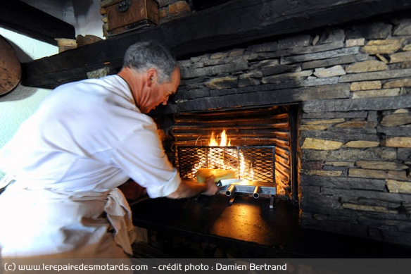 Une raclette au feu de bois dans la plus pure tradition valaisane