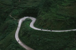 Une route montagneuse